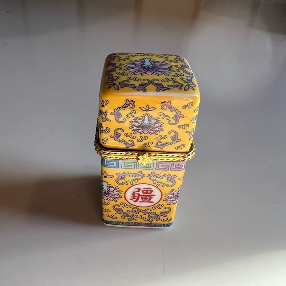 Handpainted Yellow Floral Ceramic Keepsake Box - Picture 6 of 7